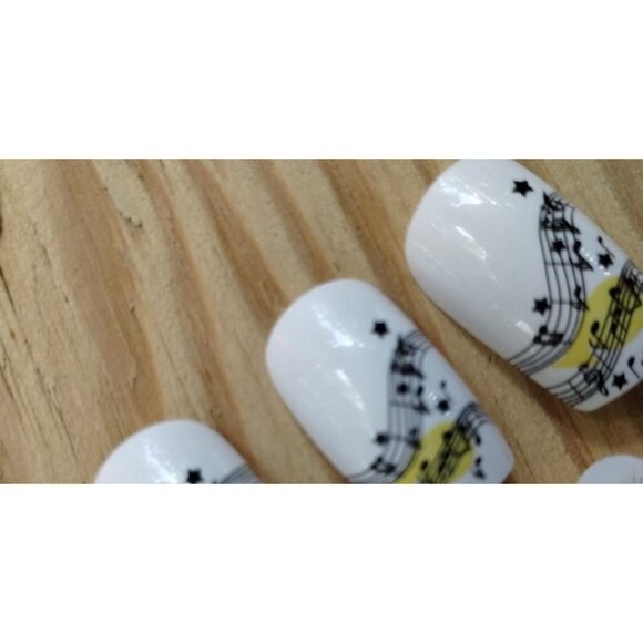 Press On Music Notes White Black Nails - Picture 5 of 5